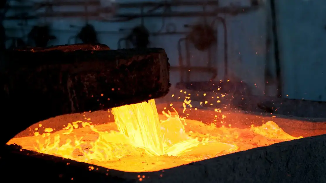 Proceso de fundición, con hierro fundido vaciado en un repositorio.