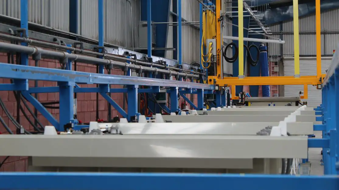 Línea de producción de galvanoplastia, el cual es un proceso de metalurgia.