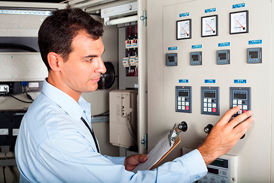 Hombre revisando máquina